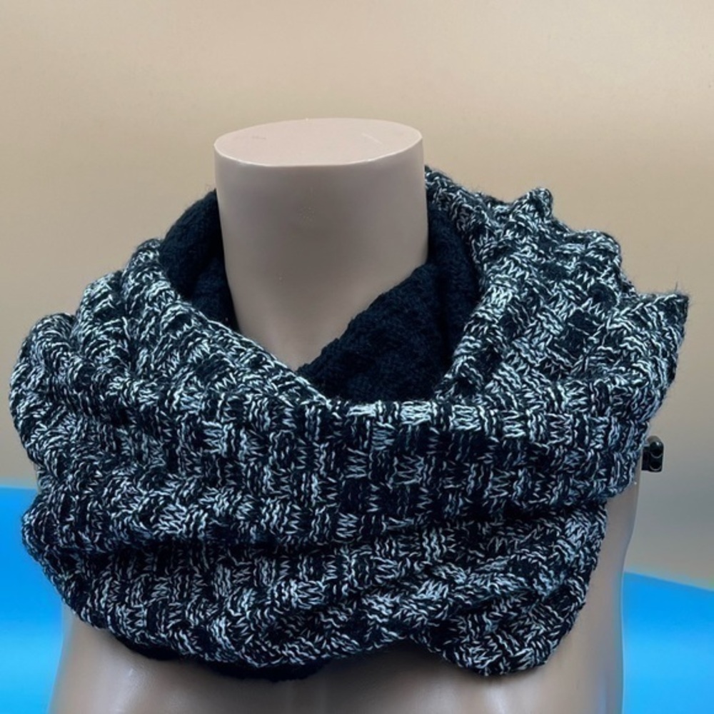 Black / White Knitted Winter Scarf